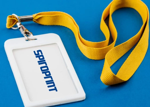 Reklāmas siksniņas ar logotipu kā praktisks un estētiski pievilcīgs korporatīvs sīkrīks