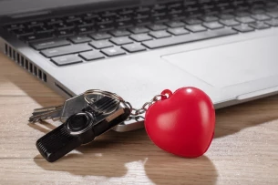 LOVE anti-stress atslēgu piekariņš - Sarkans