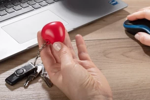 LOVE anti-stress atslēgu piekariņš - Sarkans