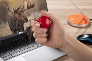 LOVE anti-stress atslēgu piekariņš - Sarkans